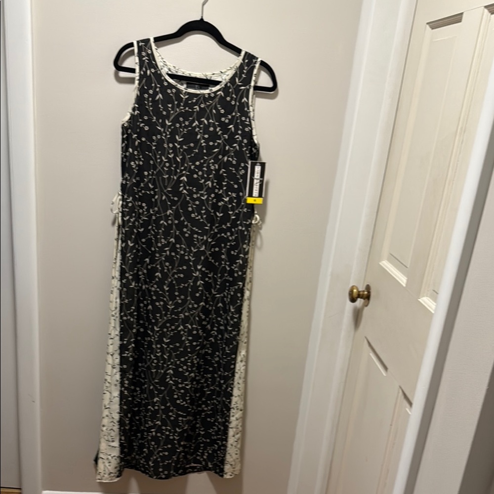 Black and White Sleeveless Scoop Neck Maxi Dress